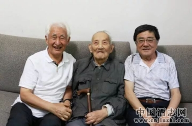 師生情 六十載 ——記“酒界泰斗”秦含章與學生高景炎、季克良